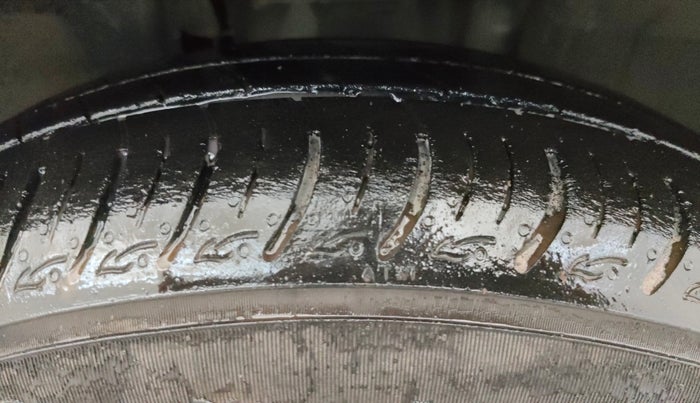 2022 Renault TRIBER RXZ AMT, Petrol, Automatic, 28,081 km, Right Front Tyre Tread