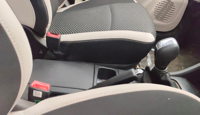 2022 Renault TRIBER RXZ AMT, Petrol, Automatic, 28,081 km, Gear Lever