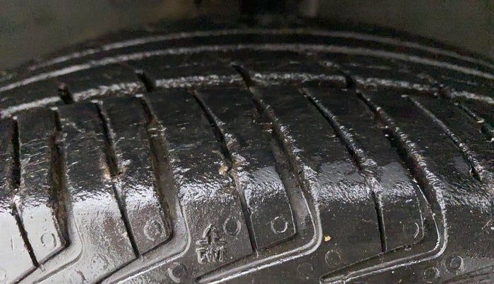 2019 Renault Kwid RXT 1.0 AMT (O), Petrol, Automatic, 33,733 km, Left Rear Tyre Tread