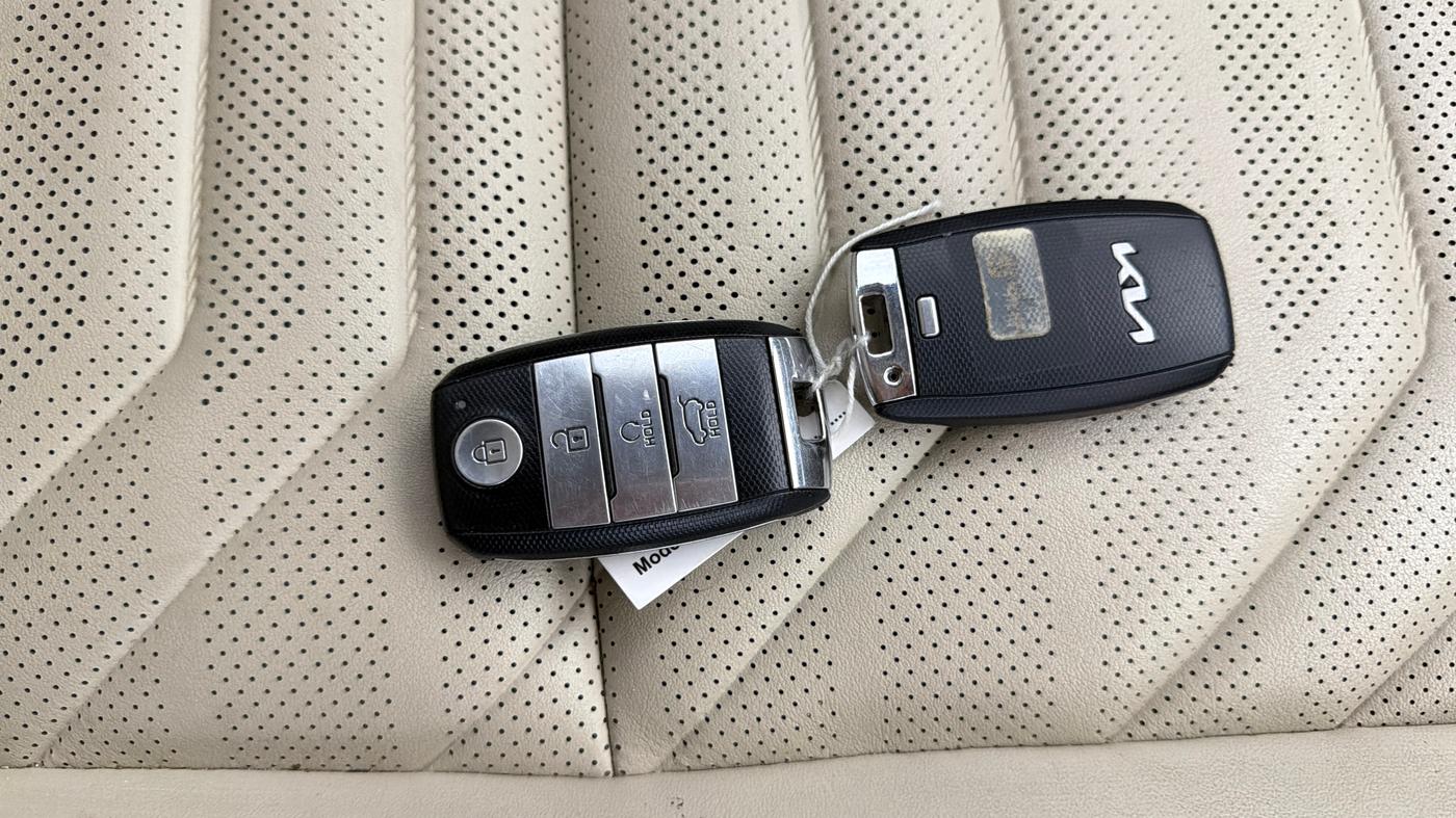 2022 KIA CARENS LUXURY PLUS 1.4 PETROL DCT 6 STR, Petrol, Automatic, 89,668 km, Key Close Up