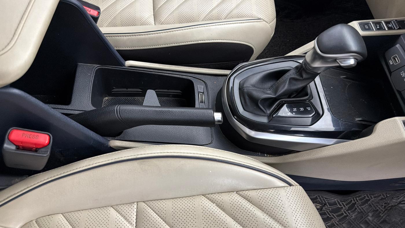2022 KIA CARENS LUXURY PLUS 1.4 PETROL DCT 6 STR, Petrol, Automatic, 89,668 km, Gear Lever