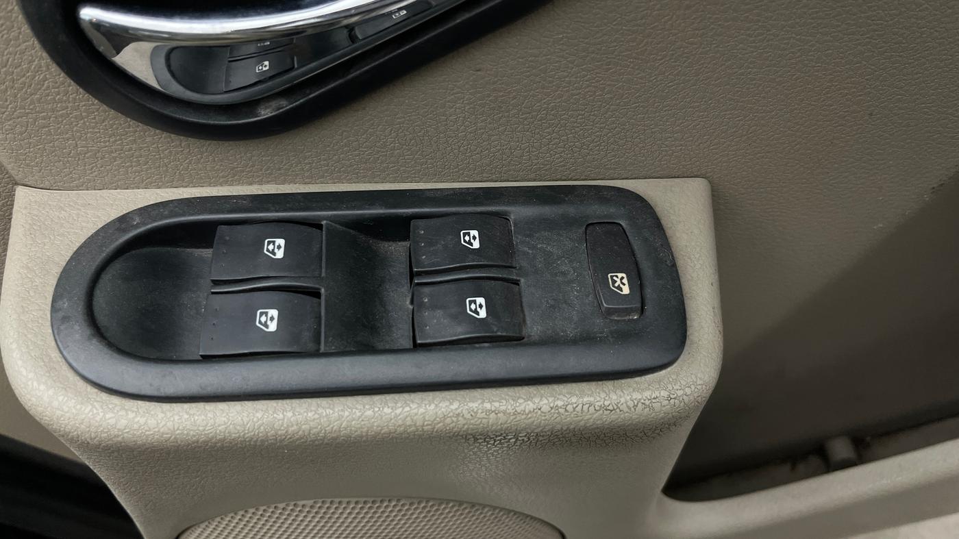 2015 Nissan Terrano XL (P), Petrol, Manual, 1,01,363 km, Driver Side Door Panels Control