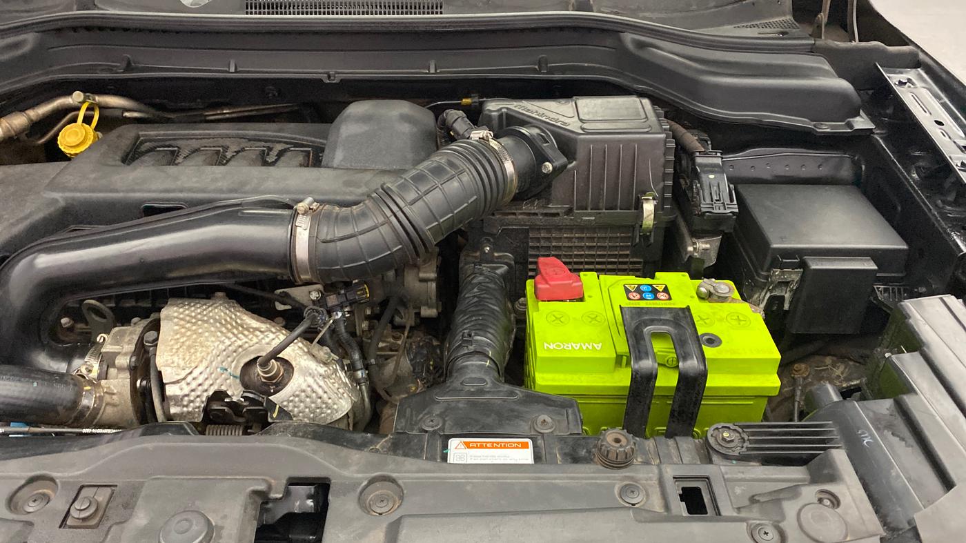 2020 Mahindra XUV300 W8 1.5 DIESEL, Diesel, Manual, 1,18,911 km, Engine View - Left