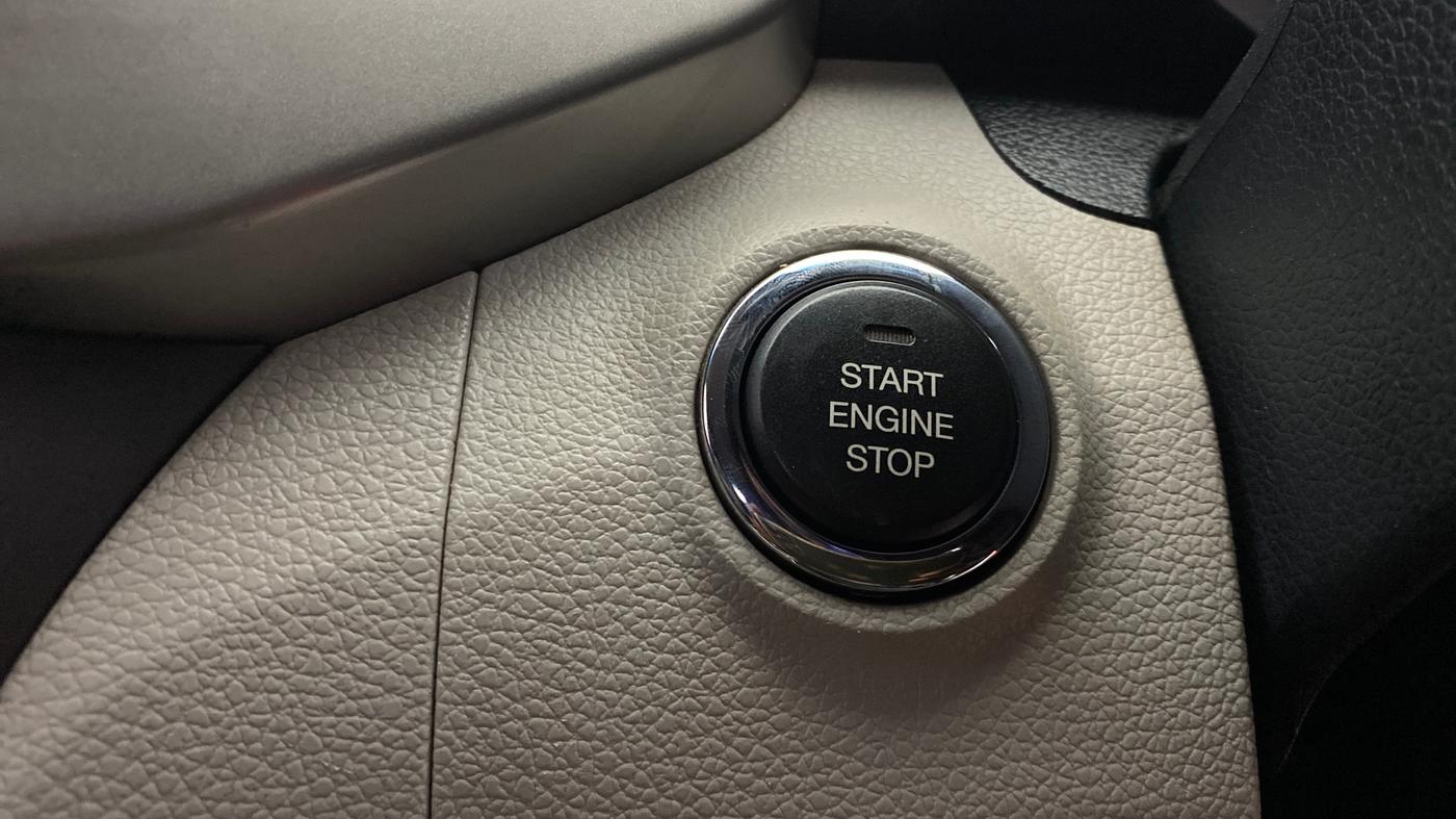 2020 Mahindra XUV300 W8 1.5 DIESEL, Diesel, Manual, 1,18,911 km, Keyless Start/ Stop Button
