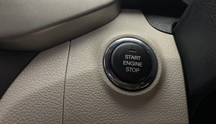 2020 Mahindra XUV300 W8 1.5 DIESEL AMT, Diesel, Automatic, 1,18,911 km, Keyless Start/ Stop Button