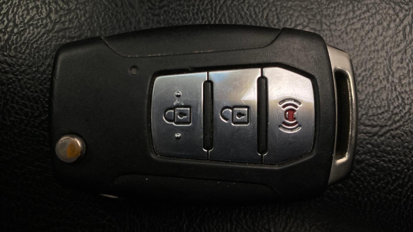 2020 Mahindra XUV300 W8 1.5 DIESEL, Diesel, Manual, 1,18,911 km, Key Close Up