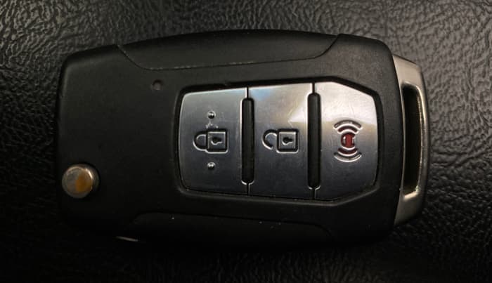 2020 Mahindra XUV300 W8 1.5 DIESEL AMT, Diesel, Automatic, 1,18,911 km, Key Close Up