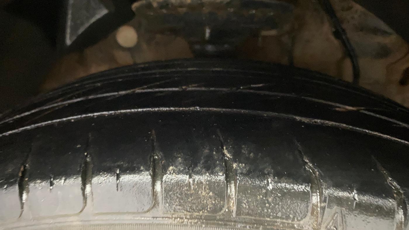 2020 Mahindra XUV300 W8 1.5 DIESEL, Diesel, Manual, 1,18,911 km, Right Front Tyre Tread