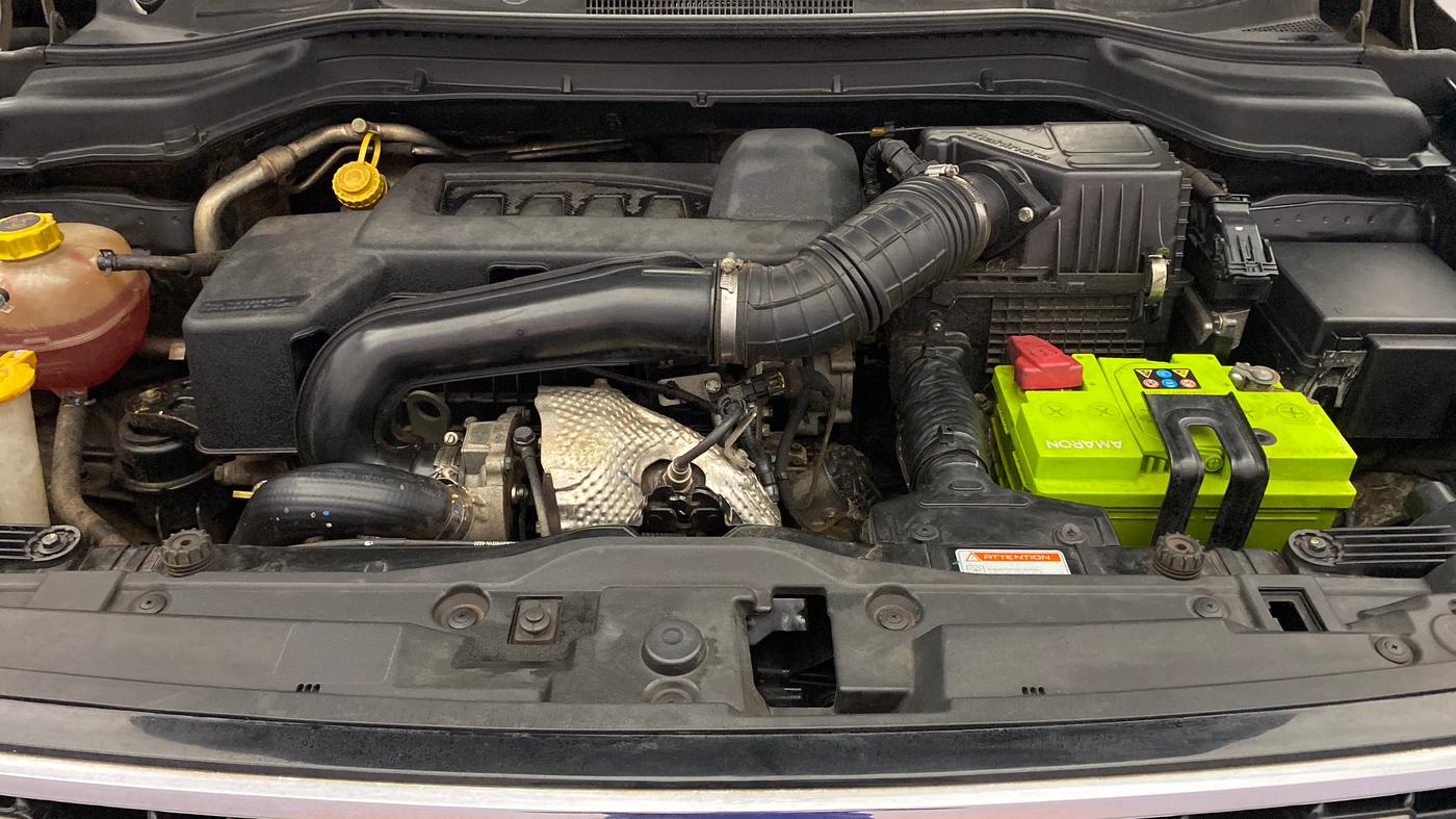 2020 Mahindra XUV300 W8 1.5 DIESEL, Diesel, Manual, 1,18,911 km, Engine View