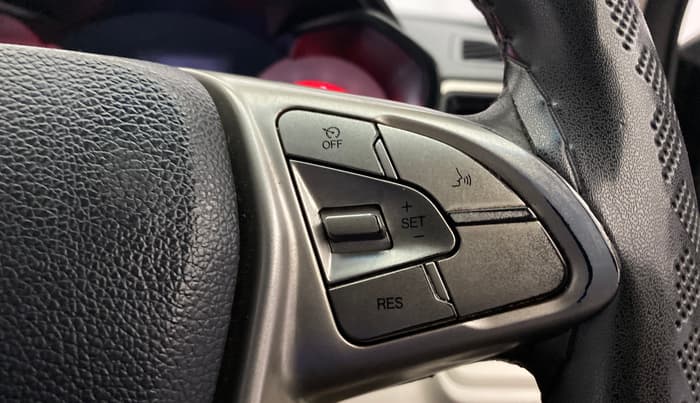 2020 Mahindra XUV300 W8 1.5 DIESEL AMT, Diesel, Automatic, 1,18,911 km, Adaptive Cruise Control