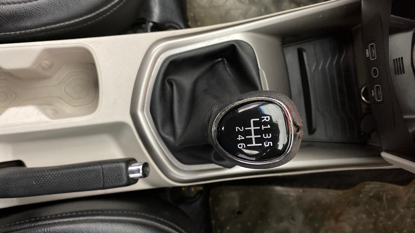 2020 Mahindra XUV300 W8 1.5 DIESEL, Diesel, Manual, 1,18,911 km, Gear Lever