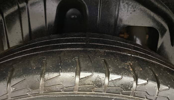 2020 Mahindra XUV300 W8 1.5 DIESEL AMT, Diesel, Automatic, 1,18,911 km, Right Rear Tyre Tread