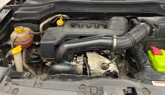 2020 Mahindra XUV300 W8 1.5 DIESEL AMT, Diesel, Automatic, 1,18,911 km, Engine View - Right