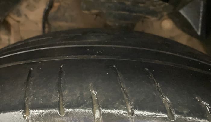 2020 Mahindra XUV300 W8 1.5 DIESEL AMT, Diesel, Automatic, 1,18,911 km, Left Front Tyre Tread
