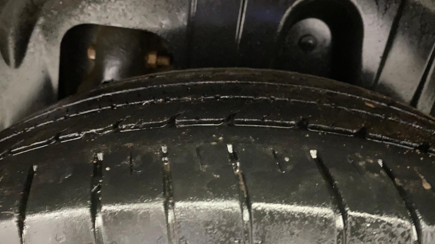 2020 Mahindra XUV300 W8 1.5 DIESEL, Diesel, Manual, 1,18,911 km, Left Rear Tyre Tread