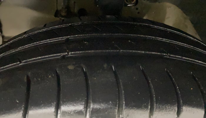 2013 Ford Figo ZXI 1.4 DIESEL, Diesel, Manual, 72,903 km, Left Front Tyre Tread