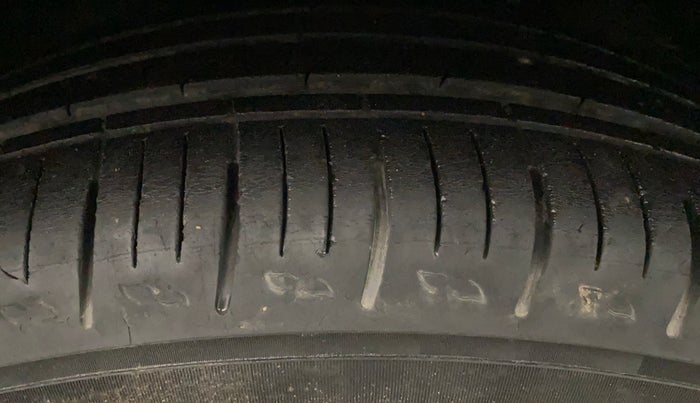 2022 Mahindra XUV700 MX D MT 5 STR, Diesel, Manual, 65,165 km, Left Front Tyre Tread