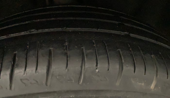 2022 Mahindra XUV700 MX D MT 5 STR, Diesel, Manual, 65,165 km, Left Rear Tyre Tread