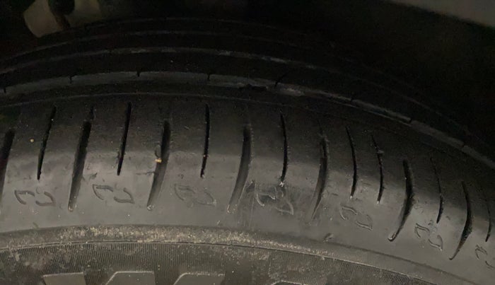 2022 Mahindra XUV700 MX D MT 5 STR, Diesel, Manual, 65,165 km, Right Front Tyre Tread
