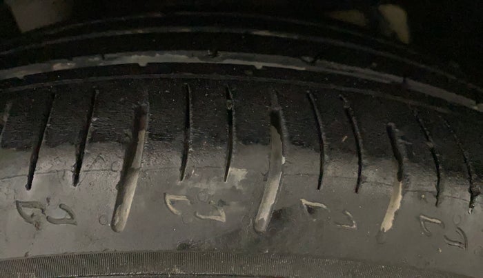 2022 Mahindra XUV700 MX D MT 5 STR, Diesel, Manual, 65,165 km, Right Rear Tyre Tread