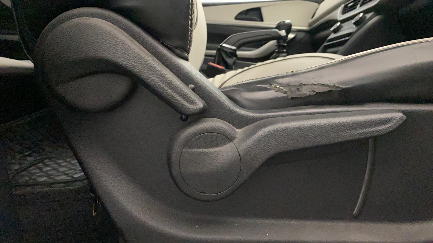 2022 Mahindra XUV700 MX D MT 5 STR, Diesel, Manual, 65,165 km, Driver Side Adjustment Panel