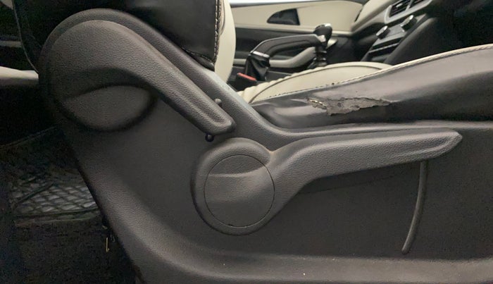 2022 Mahindra XUV700 MX D MT 5 STR, Diesel, Manual, 65,165 km, Driver Side Adjustment Panel