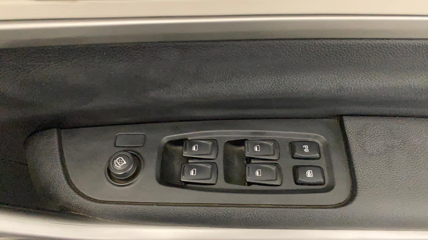 2022 Mahindra XUV700 MX D MT 5 STR, Diesel, Manual, 65,165 km, Driver Side Door Panels Control