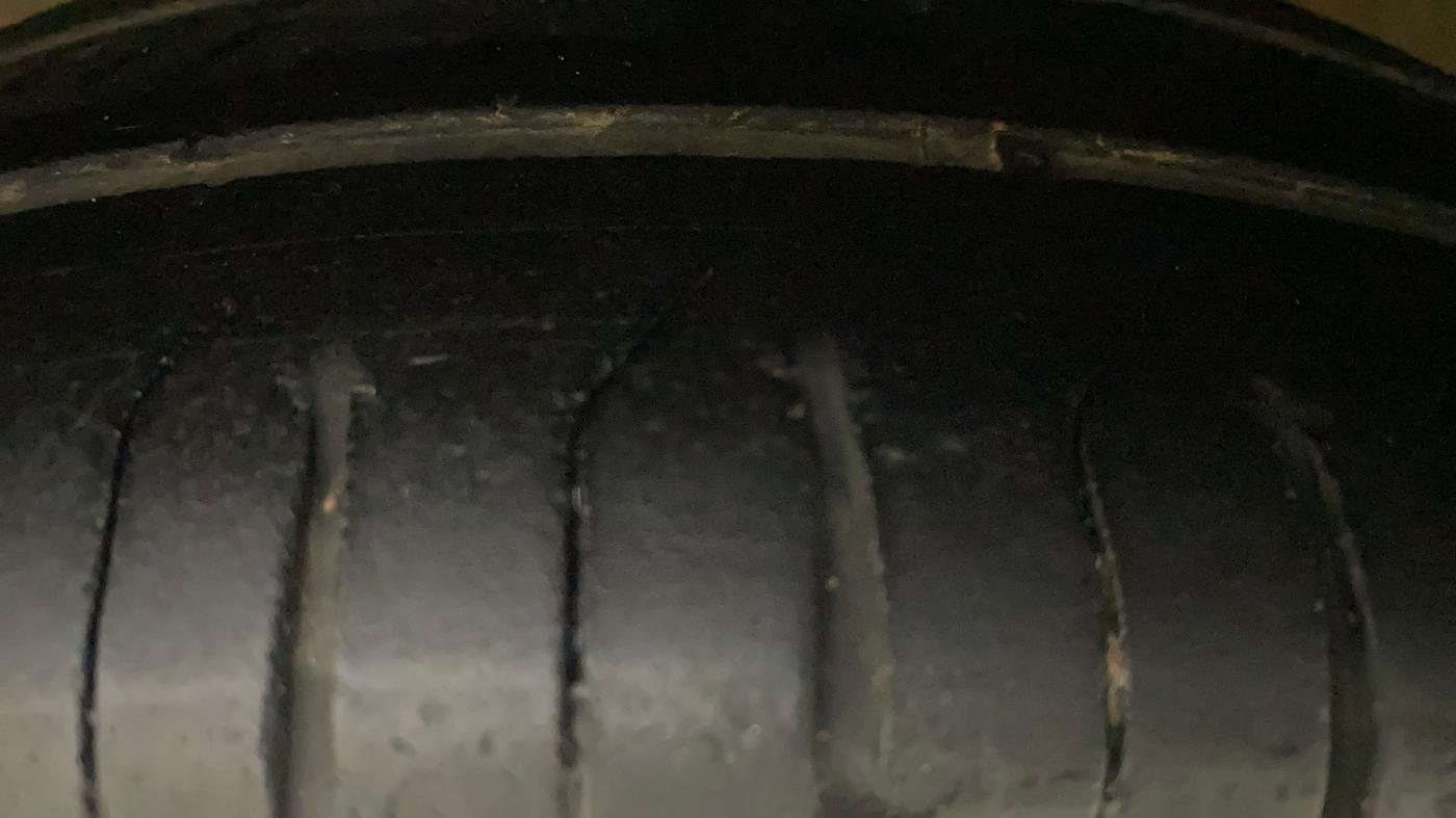 2017 Hyundai Eon MAGNA +, Petrol, Manual, 81,533 km, Left Front Tyre Tread