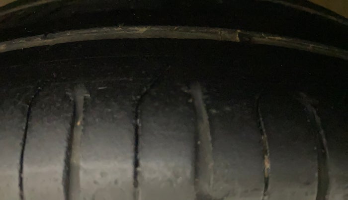 2017 Hyundai Eon MAGNA +, Petrol, Manual, 81,583 km, Left Front Tyre Tread