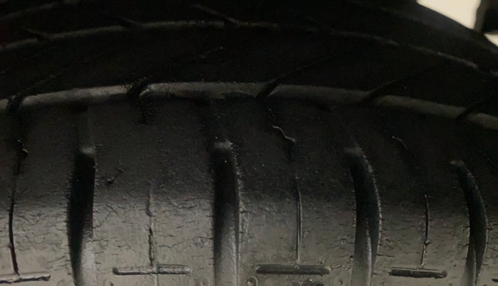 2017 Hyundai Eon MAGNA +, Petrol, Manual, 81,583 km, Left Rear Tyre Tread