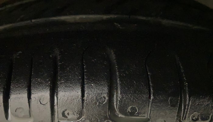 2017 Hyundai Eon MAGNA +, Petrol, Manual, 81,583 km, Right Front Tyre Tread