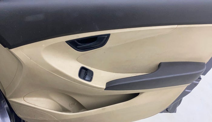 2017 Hyundai Eon MAGNA +, Petrol, Manual, 81,583 km, Driver Side Door Panels Control