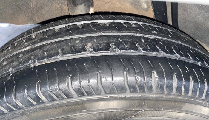 2015 Renault Kwid RXL, Petrol, Manual, 60,140 km, Right Rear Tyre Tread