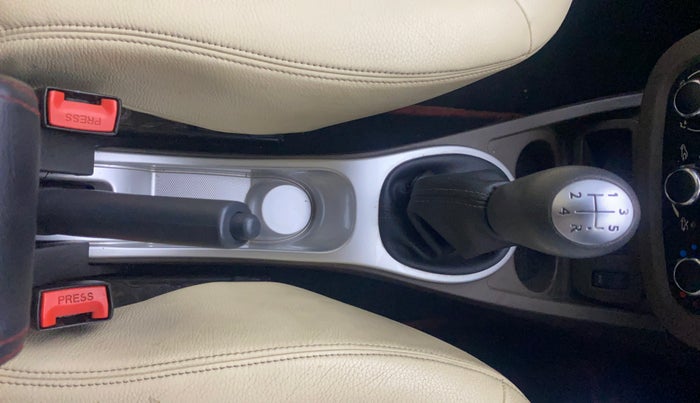 2018 Renault Duster RXS PETROL, Petrol, Manual, 57,282 km, Gear Lever