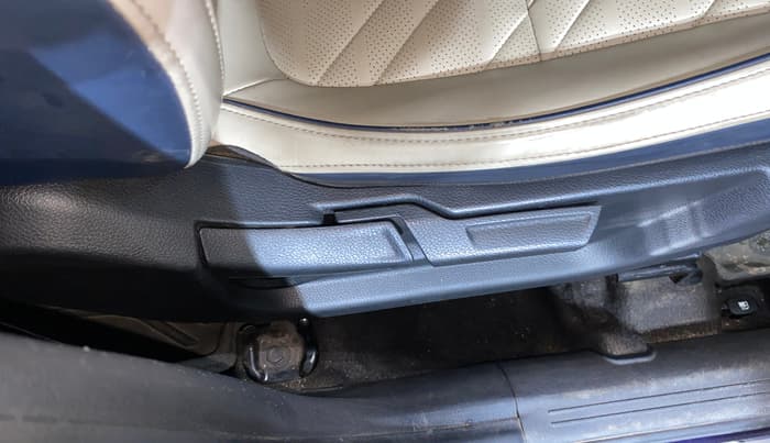 2023 KIA CARENS LUXURY PLUS 1.5 IMT PETROL, Petrol, Manual, 28,643 km, Driver Side Adjustment Panel