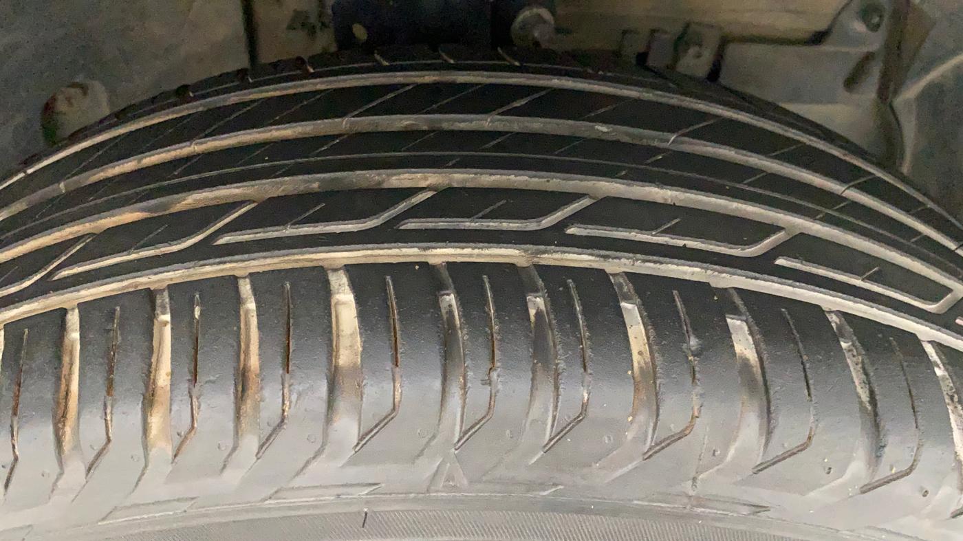 2014 Renault Duster 85 PS RXL DIESEL, Diesel, Manual, 63,632 km, Right Front Tyre Tread