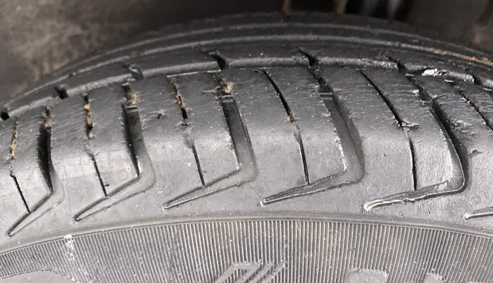 2015 Renault Kwid RXT Opt, Petrol, Manual, 59,571 km, Left Rear Tyre Tread