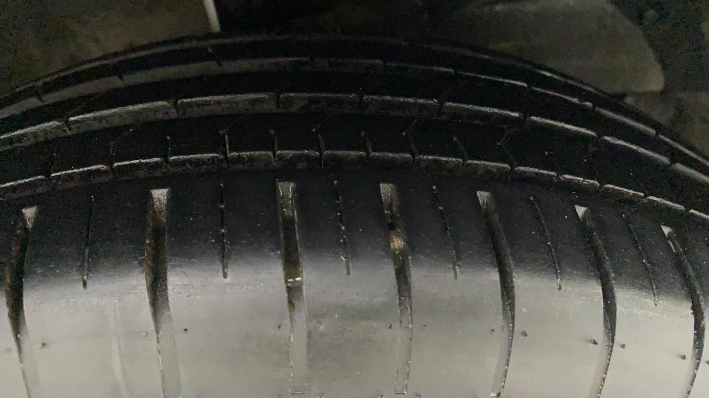 2015 Maruti Baleno DELTA PETROL 1.2, CNG, Manual, 69,216 km, Right Front Tyre Tread