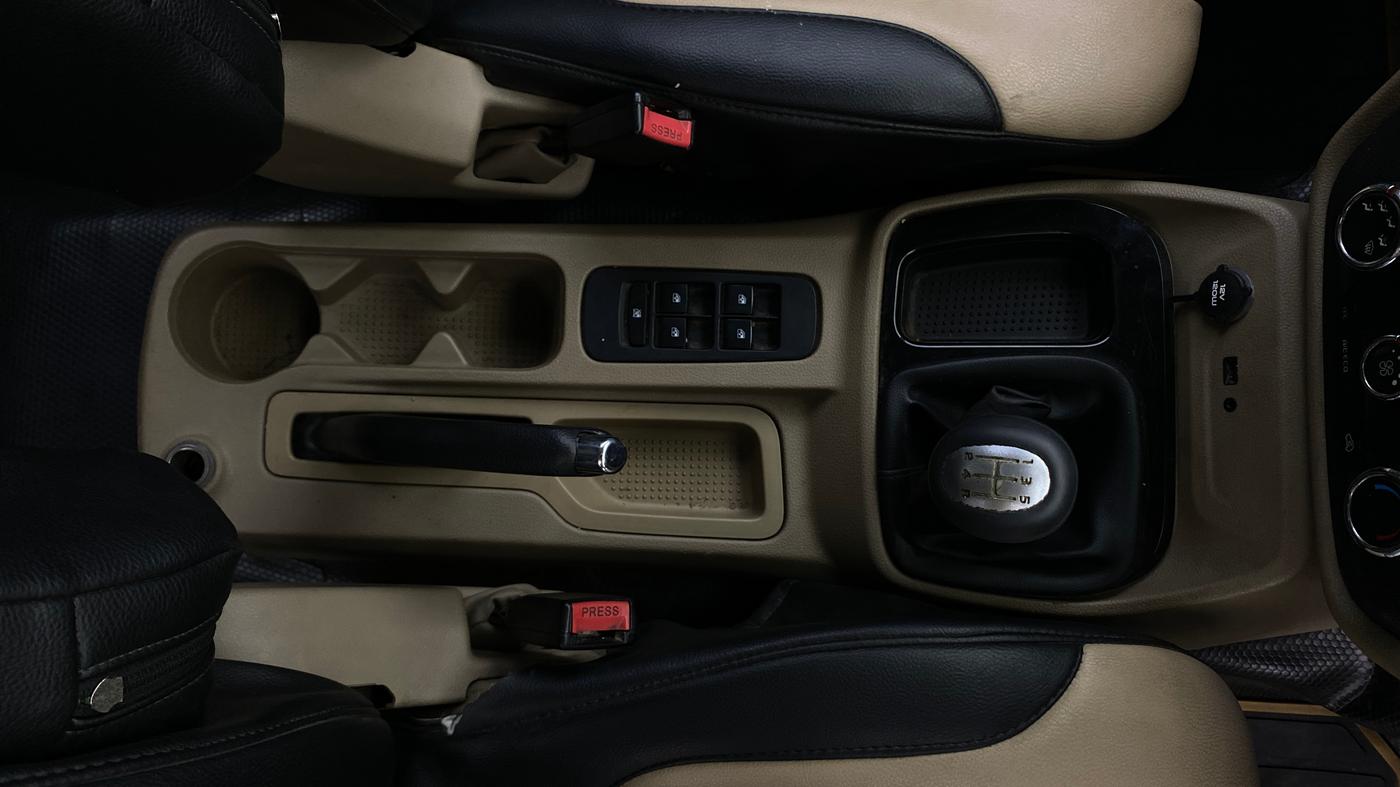 2016 Mahindra TUV300 T8, Diesel, Manual, 92,525 km, Gear Lever