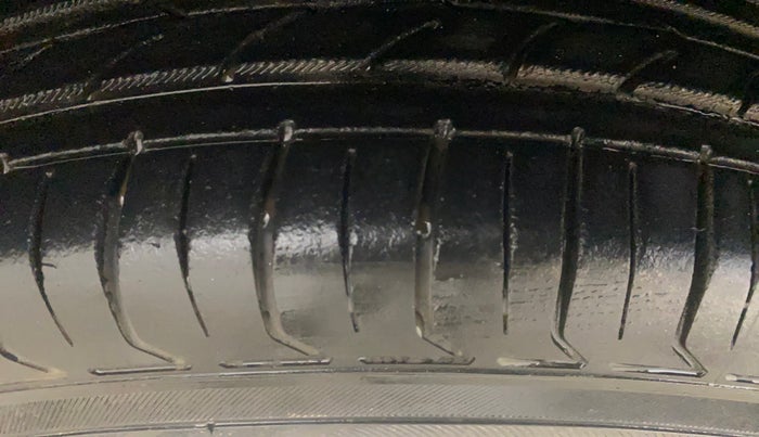 2018 Maruti Dzire VDI AMT, Diesel, Automatic, 1,08,114 km, Right Front Tyre Tread