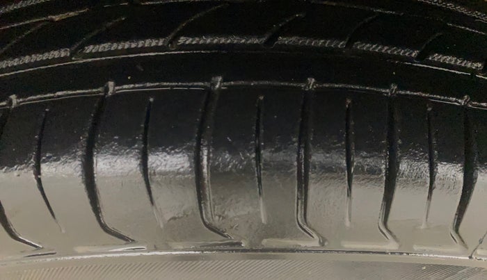 2018 Maruti Dzire VDI AMT, Diesel, Automatic, 1,08,114 km, Left Front Tyre Tread
