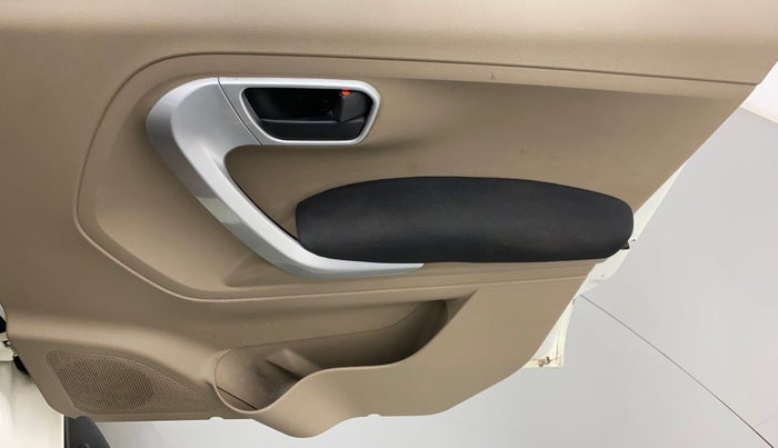 2018 Mahindra TUV300 T10, Diesel, Manual, 54,603 km, Driver Side Door Panels Control