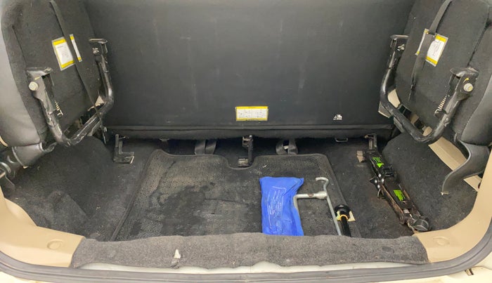 2018 Mahindra TUV300 T10, Diesel, Manual, 54,603 km, Boot Inside