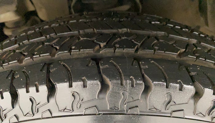 2018 Mahindra TUV300 T10, Diesel, Manual, 54,603 km, Left Front Tyre Tread