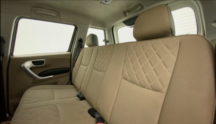 2018 Mahindra TUV300 T10, Diesel, Manual, 54,603 km, Right Side Rear Door Cabin