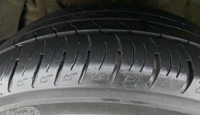 2019 Mahindra XUV300 W8 (O) 1.5 DIESEL AMT, Diesel, Automatic, 54,957 km, Left Front Tyre Tread