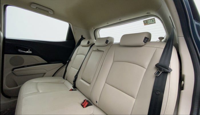2019 Mahindra XUV300 W8 (O) 1.5 DIESEL AMT, Diesel, Automatic, 54,957 km, Right Side Rear Door Cabin