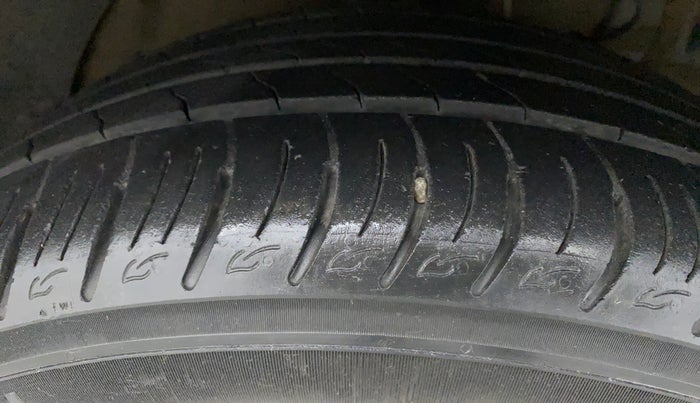 2019 Mahindra XUV300 W8 (O) 1.5 DIESEL AMT, Diesel, Automatic, 54,957 km, Right Front Tyre Tread