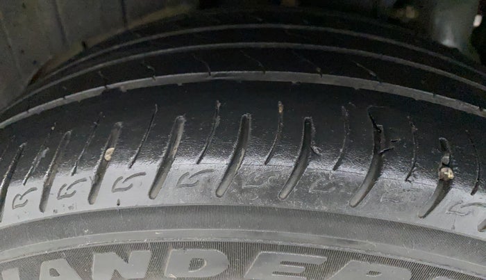 2019 Mahindra XUV300 W8 (O) 1.5 DIESEL AMT, Diesel, Automatic, 54,957 km, Right Rear Tyre Tread