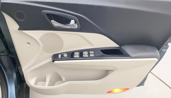 2019 Mahindra XUV300 W8 (O) 1.5 DIESEL AMT, Diesel, Automatic, 54,957 km, Driver Side Door Panels Control